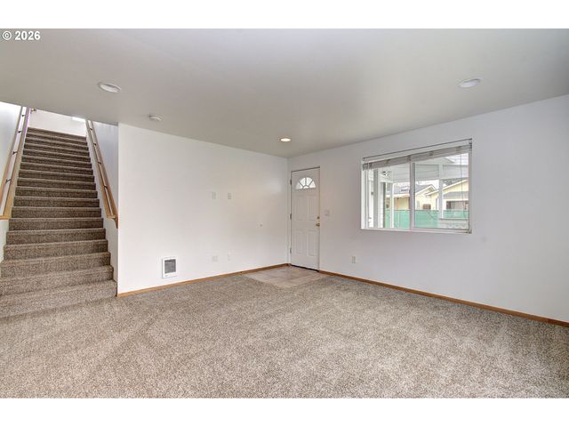 9234 Se SALMON St, Portland, OR 97216