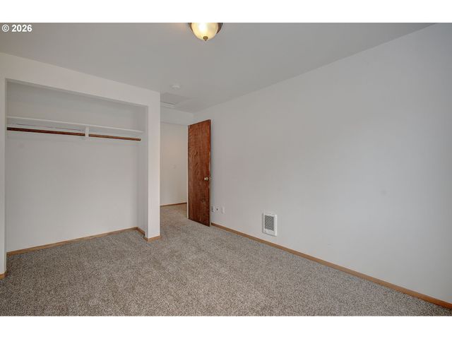 9234 Se SALMON St, Portland, OR 97216