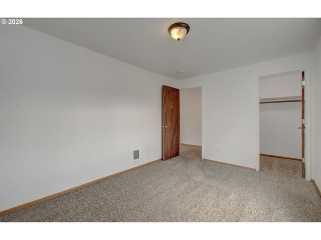 9234 Se SALMON St, Portland, OR 97216