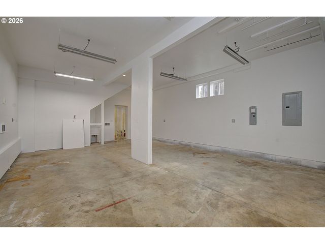 9234 Se SALMON St, Portland, OR 97216