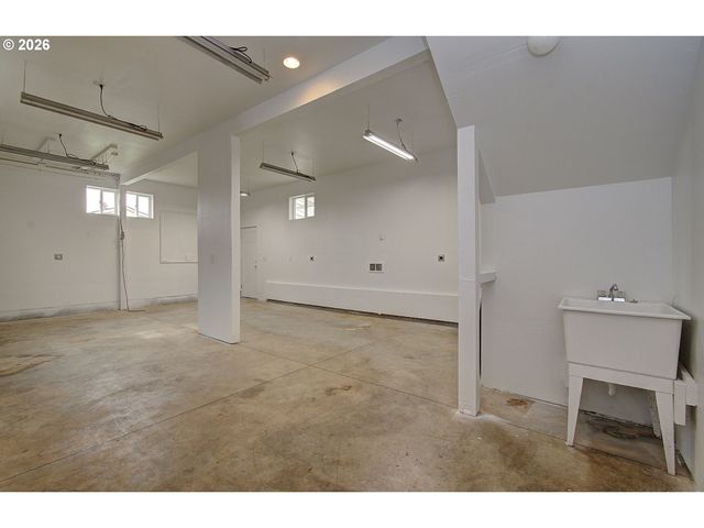 9234 Se SALMON St, Portland, OR 97216