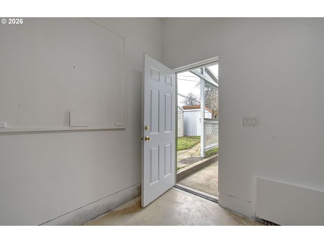 9234 Se SALMON St, Portland, OR 97216