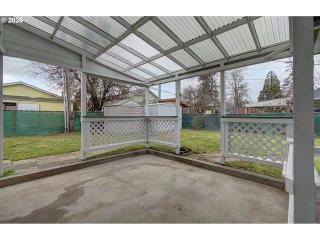 9234 Se SALMON St, Portland, OR 97216