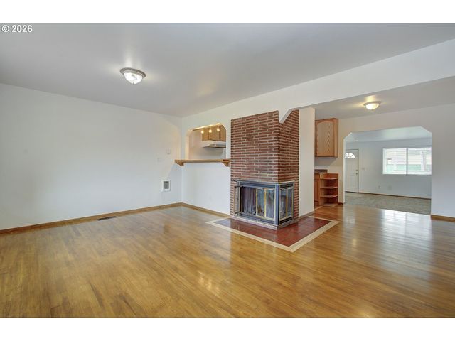 9234 Se SALMON St, Portland, OR 97216