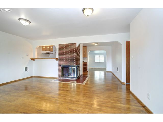 9234 Se SALMON St, Portland, OR 97216