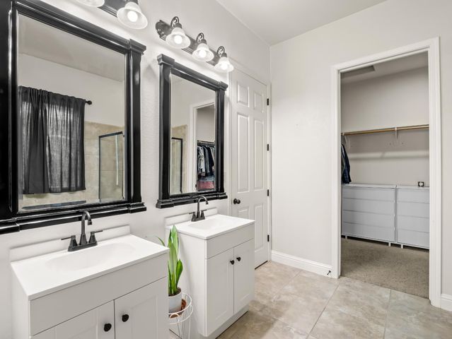 5885 E Booker Avenue, Fresno, CA 93727