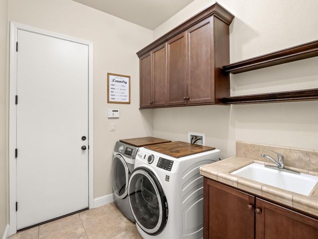 5885 E Booker Avenue, Fresno, CA 93727