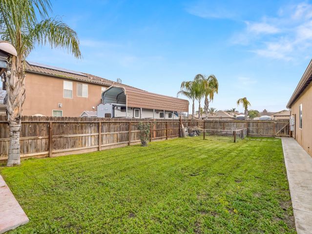 5885 E Booker Avenue, Fresno, CA 93727