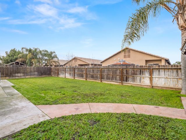 5885 E Booker Avenue, Fresno, CA 93727