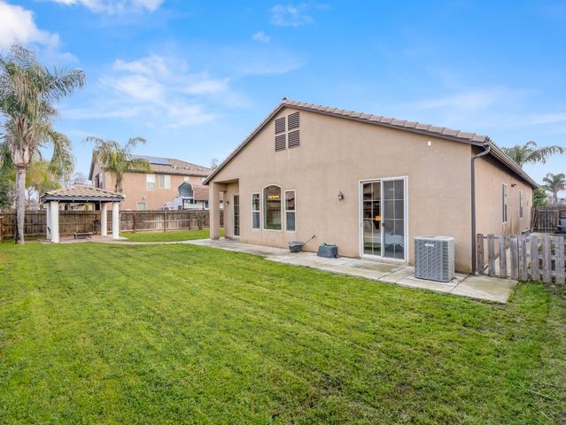 5885 E Booker Avenue, Fresno, CA 93727