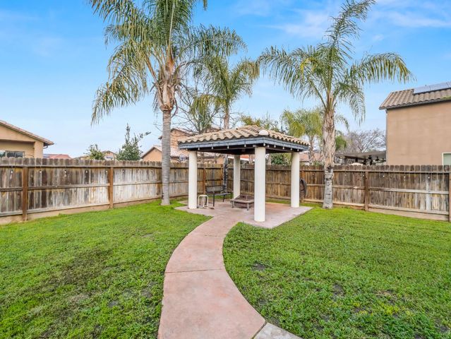 5885 E Booker Avenue, Fresno, CA 93727