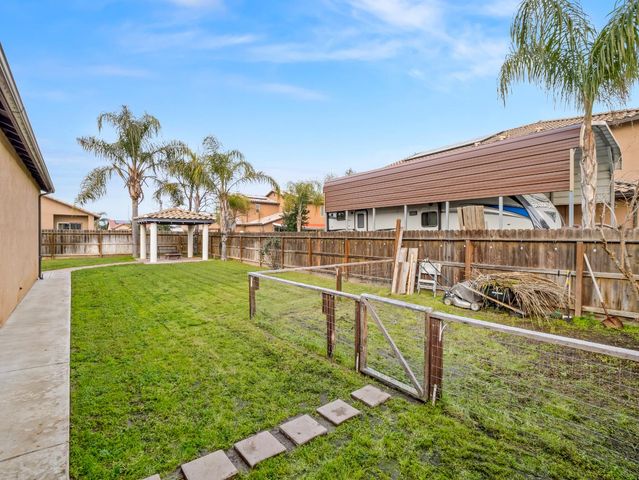 5885 E Booker Avenue, Fresno, CA 93727