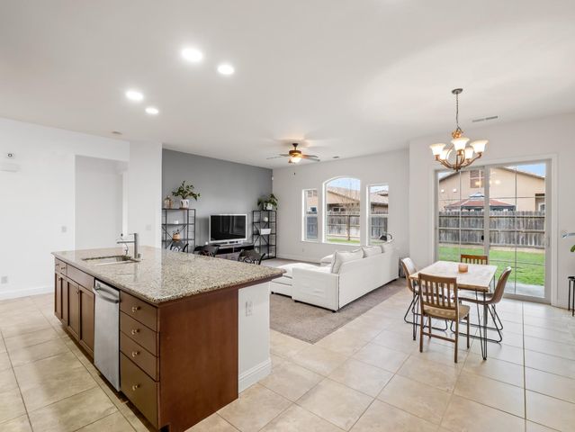 5885 E Booker Avenue, Fresno, CA 93727