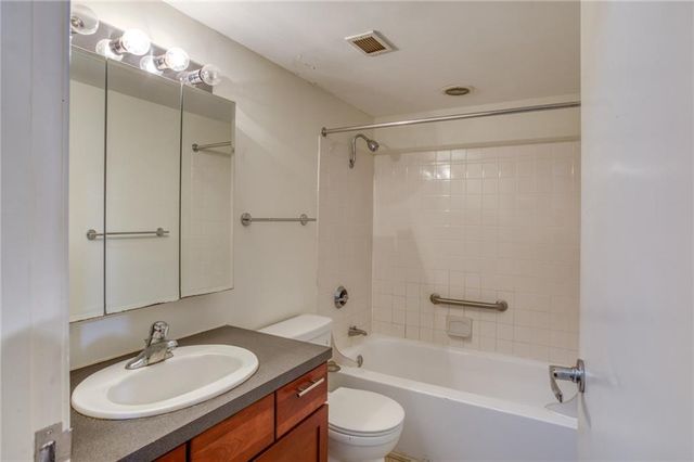 600 E 8th Street 3L, Kansas City, MO 64106
