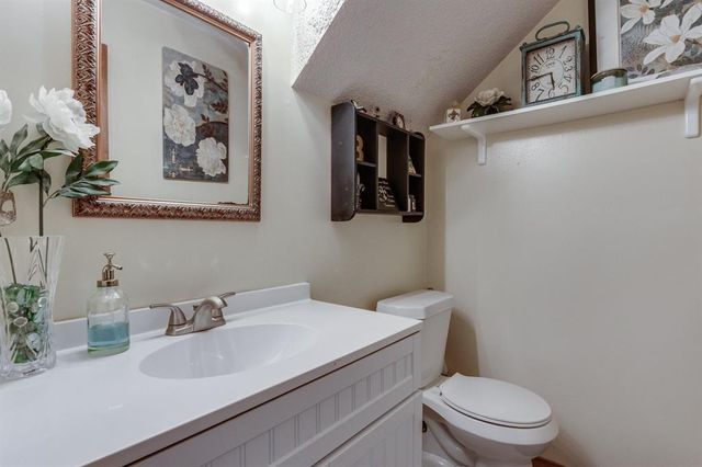 6037 NW 54th Place, Warr Acres, OK 73122