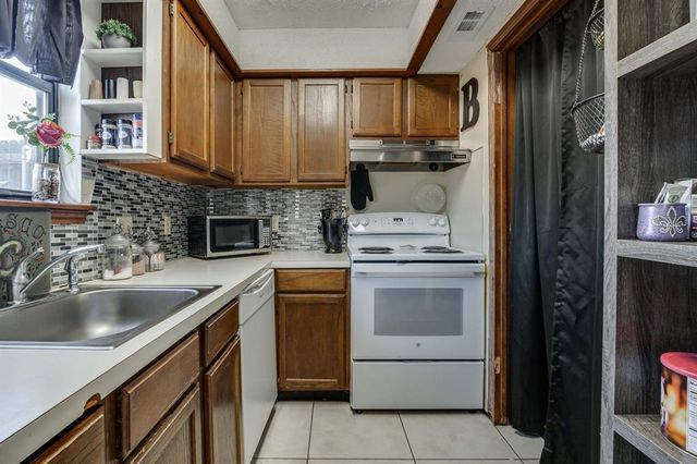 6037 NW 54th Place, Warr Acres, OK 73122