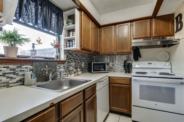 6037 NW 54th Place, Warr Acres, OK 73122