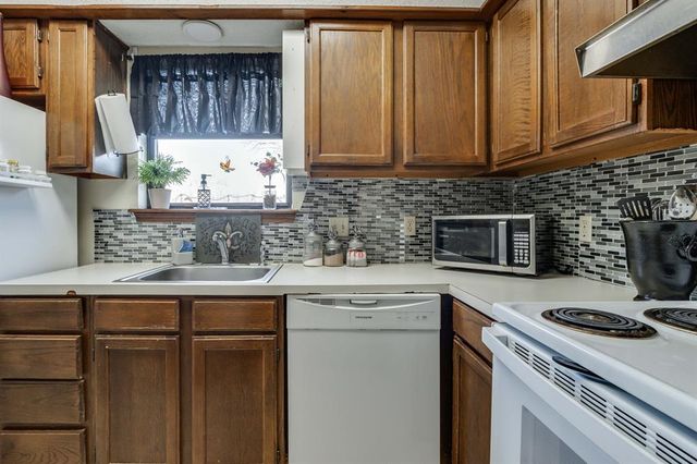 6037 NW 54th Place, Warr Acres, OK 73122