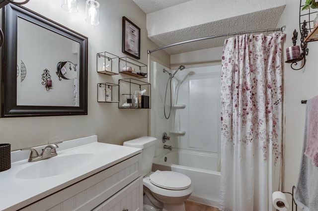 6037 NW 54th Place, Warr Acres, OK 73122