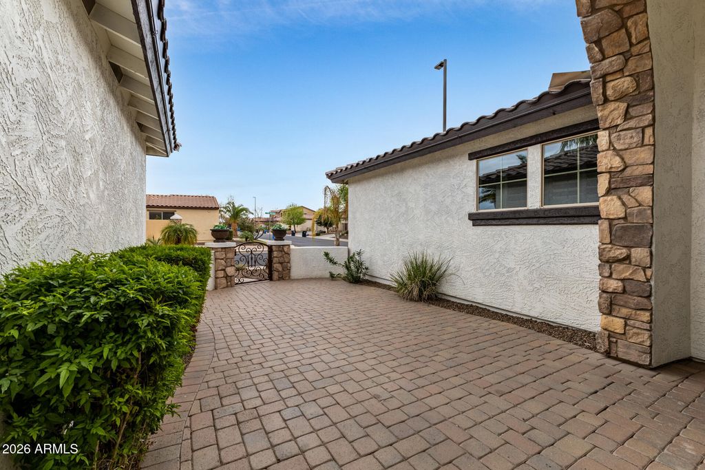 Image 7 of property listing at 6602 S BRIDAL VAIL Drive, Gilbert, AZ 85298