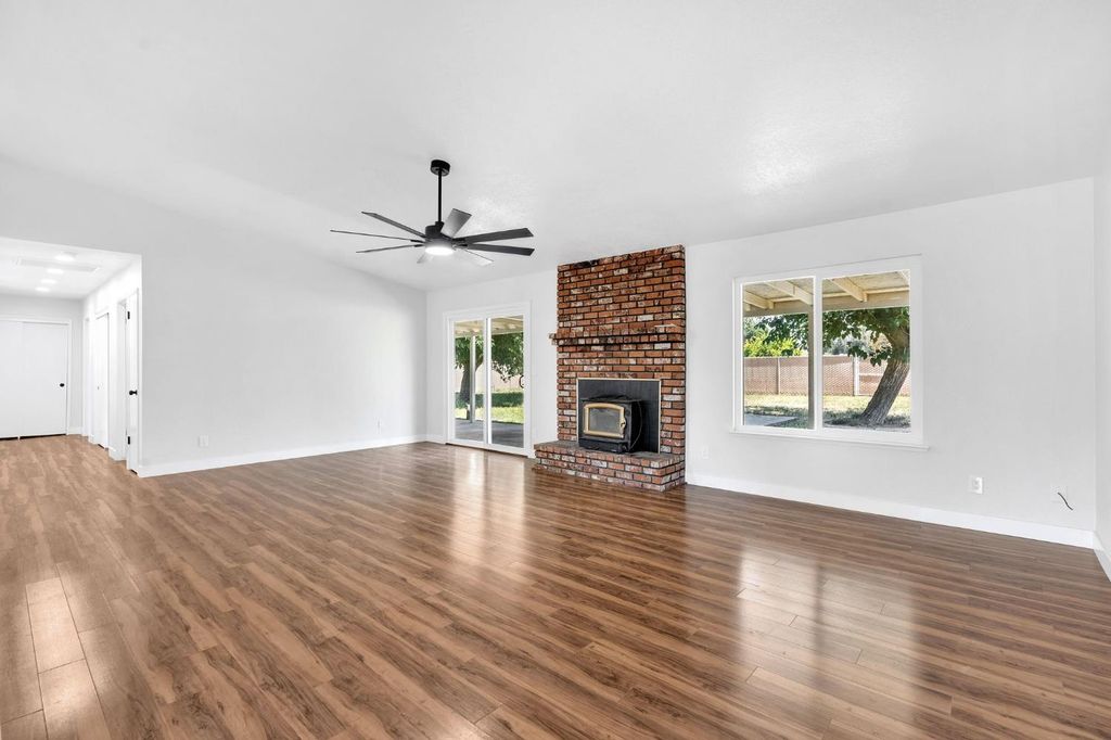 Image 10 of property listing at 17563 Road 25, Madera, CA 93638