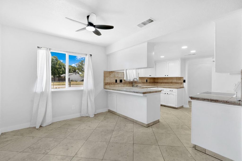 Image 11 of property listing at 17563 Road 25, Madera, CA 93638