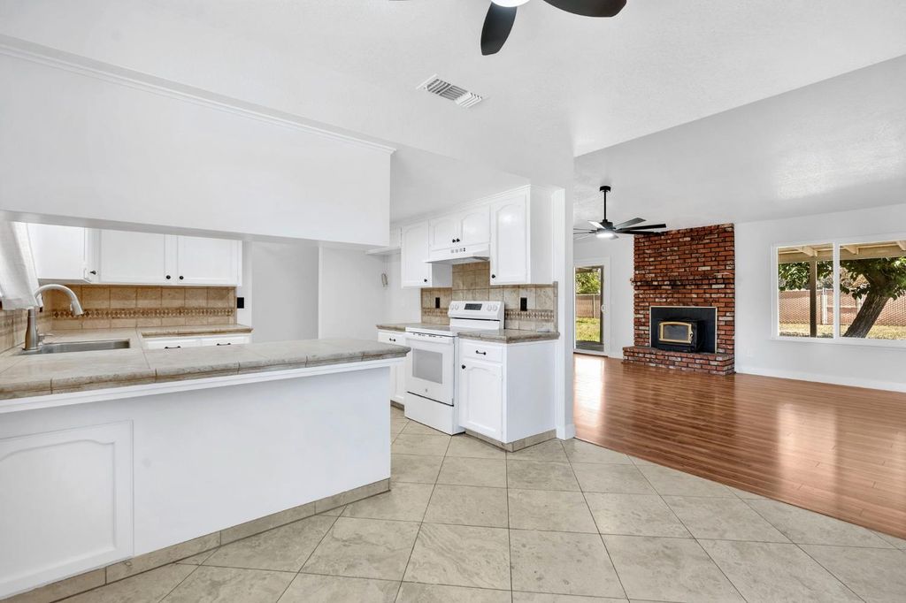 Image 12 of property listing at 17563 Road 25, Madera, CA 93638