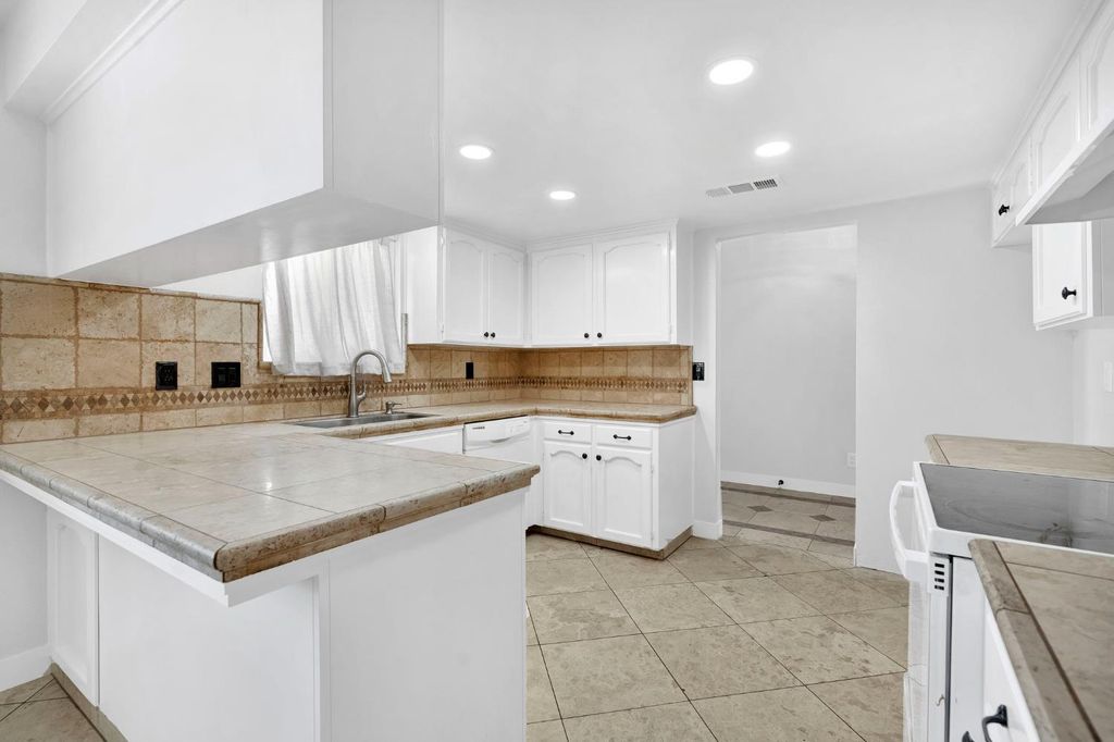 Image 13 of property listing at 17563 Road 25, Madera, CA 93638