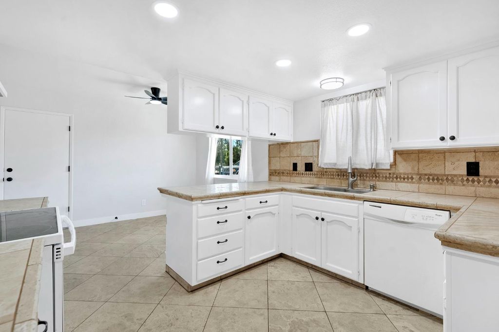 Image 14 of property listing at 17563 Road 25, Madera, CA 93638