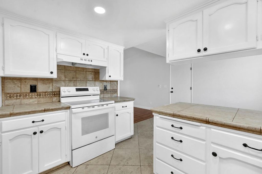 Image 16 of property listing at 17563 Road 25, Madera, CA 93638