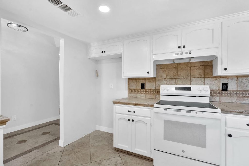 Image 17 of property listing at 17563 Road 25, Madera, CA 93638