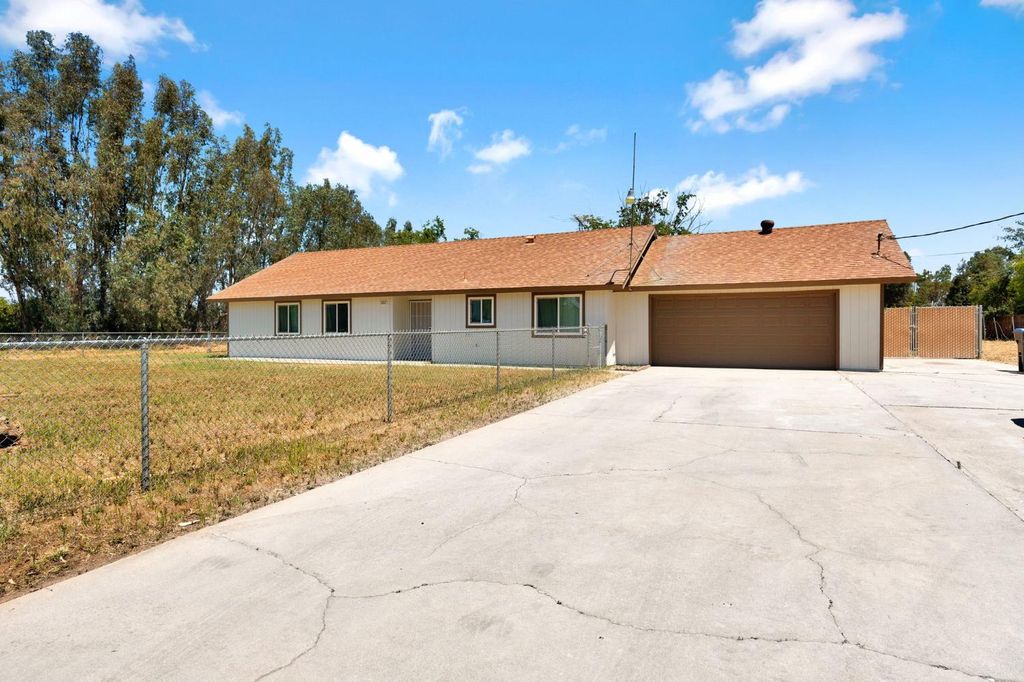 Image 3 of property listing at 17563 Road 25, Madera, CA 93638