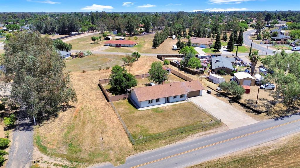 Image 32 of property listing at 17563 Road 25, Madera, CA 93638