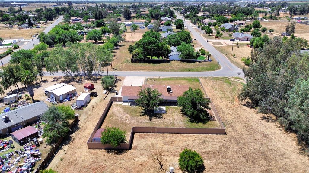 Image 34 of property listing at 17563 Road 25, Madera, CA 93638