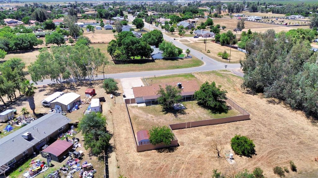 Image 35 of property listing at 17563 Road 25, Madera, CA 93638