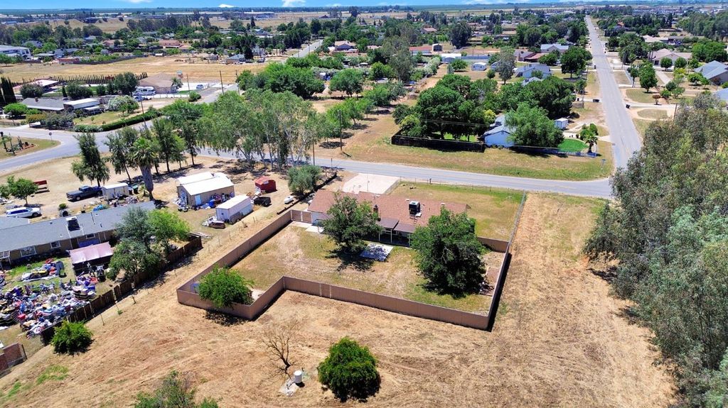 Image 36 of property listing at 17563 Road 25, Madera, CA 93638
