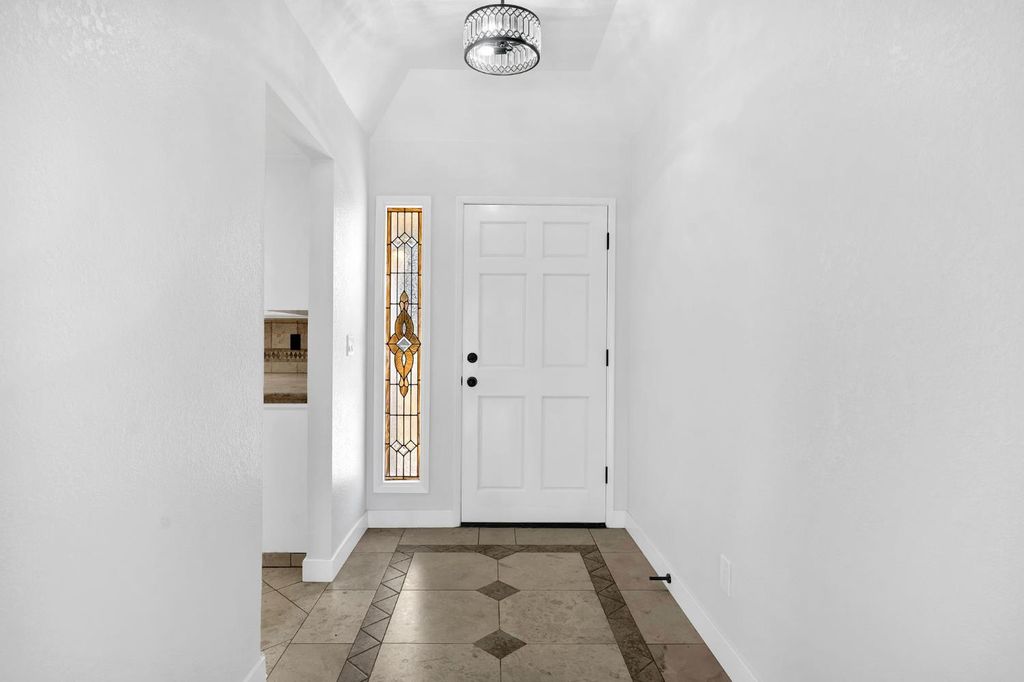 Image 6 of property listing at 17563 Road 25, Madera, CA 93638