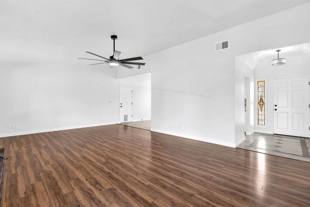 Image 8 of property listing at 17563 Road 25, Madera, CA 93638