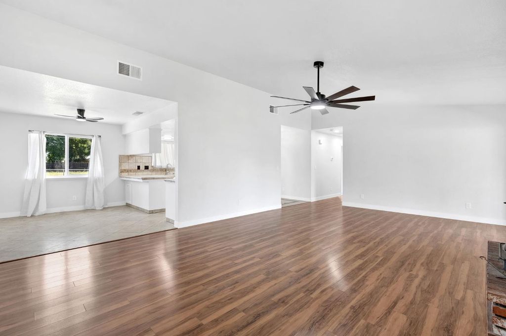 Image 9 of property listing at 17563 Road 25, Madera, CA 93638