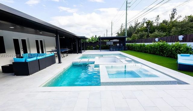 18250 NW 86th Ave, Hialeah, FL 33015