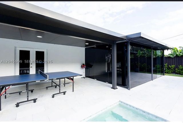 18250 NW 86th Ave, Hialeah, FL 33015