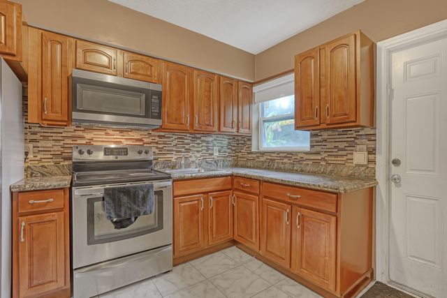 1627 4th Court NE, Boynton Beach, FL 33435