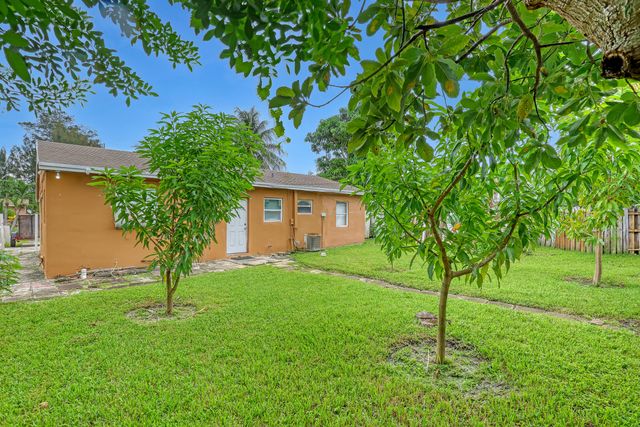 1627 4th Court NE, Boynton Beach, FL 33435