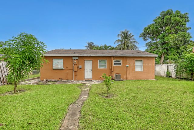 1627 4th Court NE, Boynton Beach, FL 33435