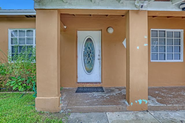 1627 4th Court NE, Boynton Beach, FL 33435