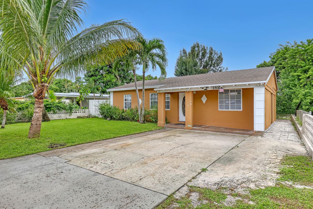 1627 4th Court NE, Boynton Beach, FL 33435
