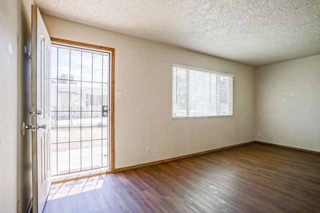 416 Kentucky Street SE, Albuquerque, NM 87108