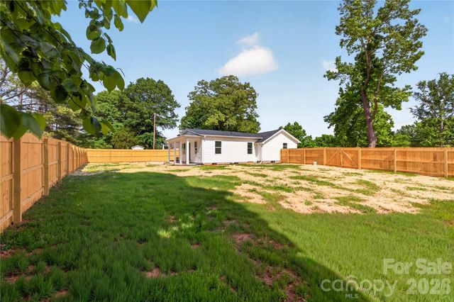 622 W Catawba Avenue, Mount Holly, NC 28120