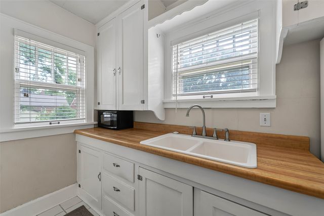 2015 36TH Street, Des Moines, IA 50310