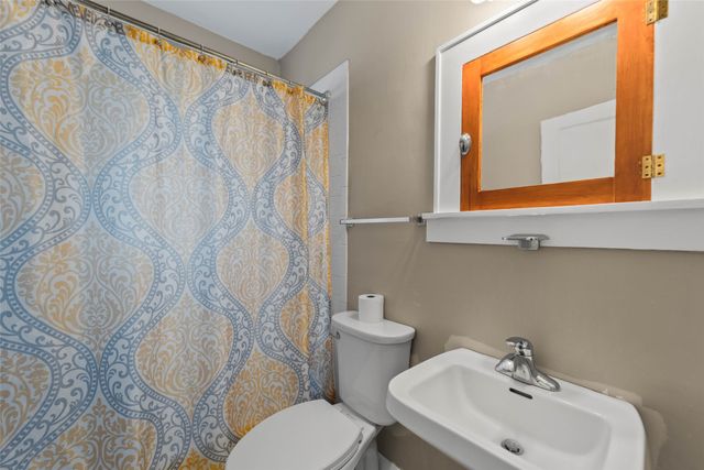 2015 36TH Street, Des Moines, IA 50310